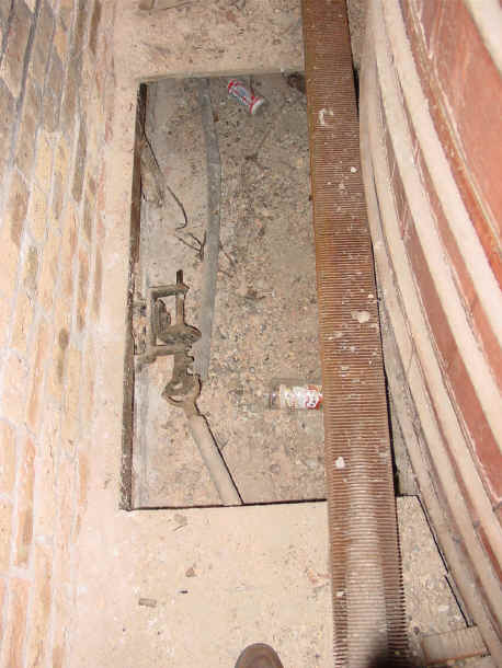 ST #7 tower interior (22).JPG (896578 bytes)