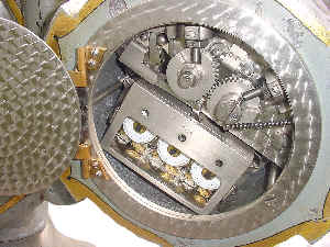 Diebold 3mvt in Cannonbal safe door (3).jpg (14168 bytes)