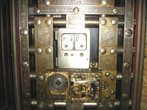 Mosler 2mvt in Diebold safe door (1).jpg (127752 bytes)
