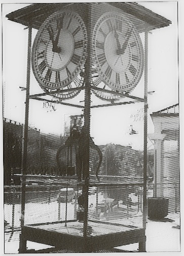 converted to street clock in Seattle.jpg (92739 bytes)